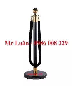 Trụ phân cách màu đen dây trùng