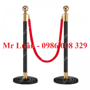 Trụ đen phân cách dây nhung võng đỏ